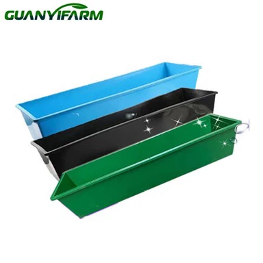 Plastikowy żłobek do karmienia koni